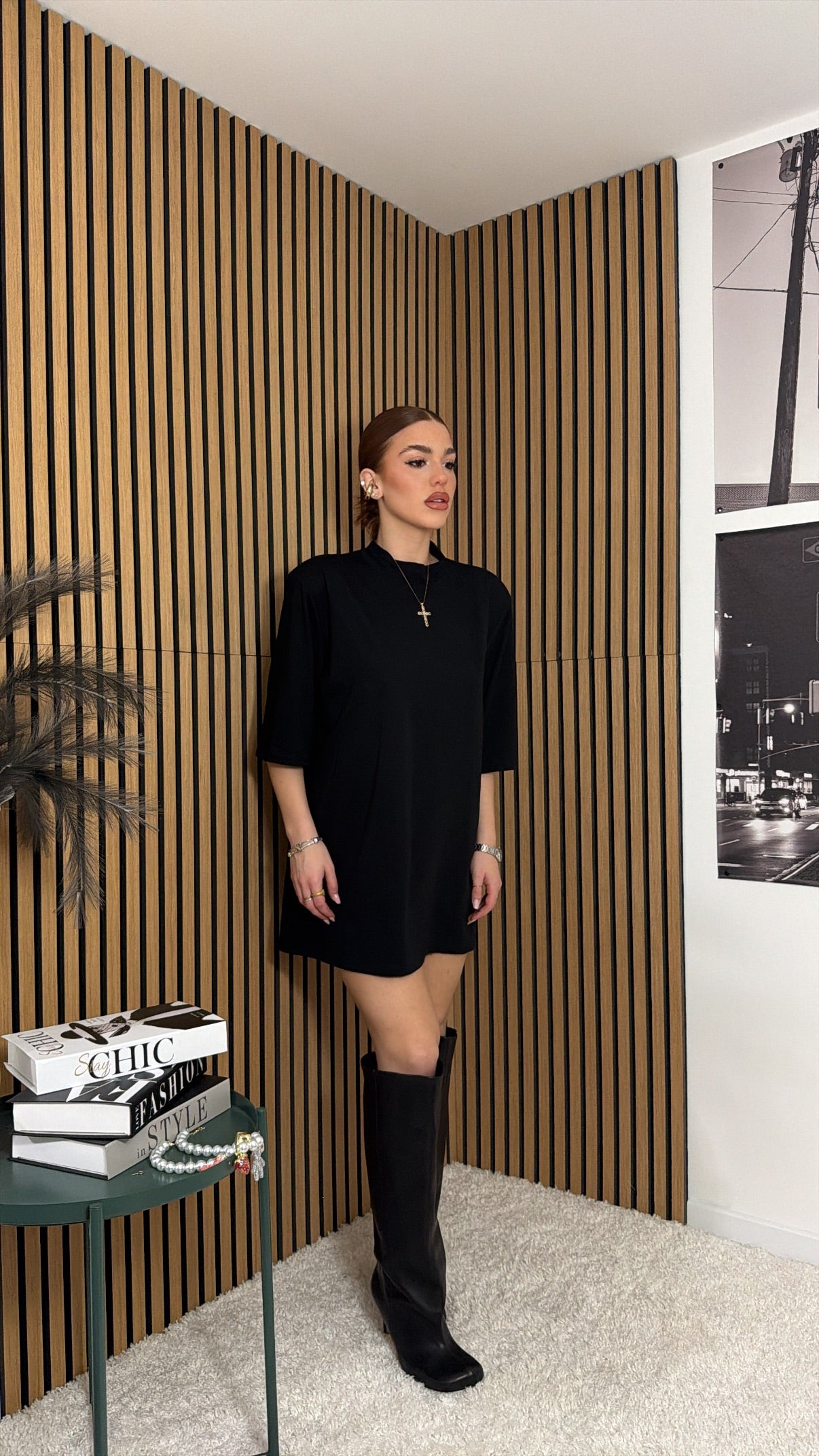 MAGLIA CON SPALLINE NERA